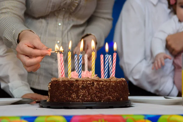 Mamá Enciende Velas Pastel Una Fiesta Cumpleaños —  Fotos de Stock