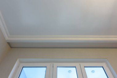 Odanın tamiri bittikten sonra perdeler için uygun bir yer.