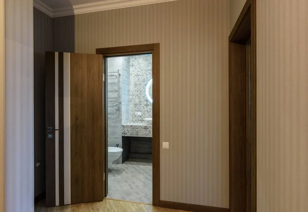 Öppen Dörr Till Toaletten Från Korridoren — Stockfoto