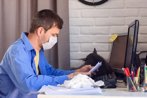 Hombre Con Una Máscara Médica Lee Documento Mientras Trabaja Remotamente — Foto de Stock