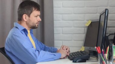 Genç adam bir ev durağında monitörün önünde otururken çok düşündü.
