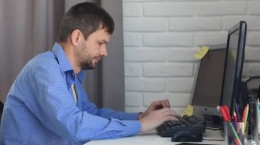 Genç serbest çalışan bilgisayar işini bitirdi ve gitti.