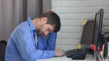 Genç adam bir ev durağında monitörün önünde otururken çok düşündü.