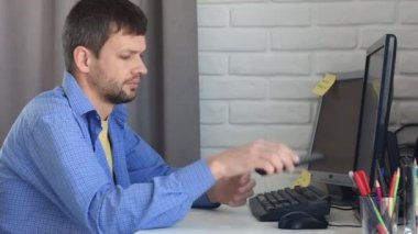 Uzaktan kumanda memuru telefonla bir mesaj yazdı ve devam etti.