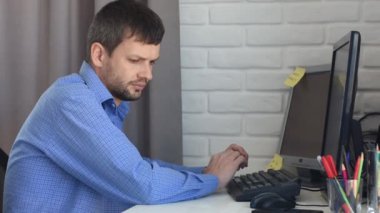 Freelancer akıllı telefondaki bir mesaj yüzünden dikkati dağılmış.