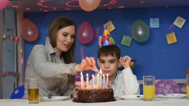 Mamá Con Niño Enciende Velas Pastel Cumpleaños — Vídeo de stock