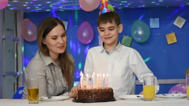 Menino Apaga Velas Bolo Aniversário — Vídeo de Stock