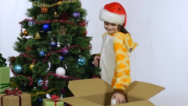 Radostná Šťastná Dívka Sundá Míče Stromu Nového Roku Vloží Krabice — Stock video