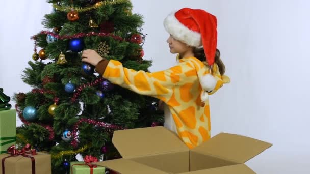 Egy Lány Elveszi Karácsonyfáról Karácsonyi Dekorációt Bedobozolja — Stock videók