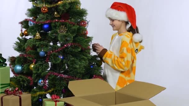Flickan Kan Inte Bort Julbollen Från Trädet — Stockvideo