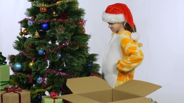 Overstuur Meisje Wil Niet Kerstspeelgoed Verwijderen Uit Kerstboom Het Einde — Stockvideo