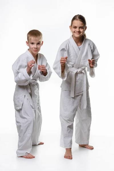 Judo Pojke Och Flicka Studenter Rack Vit Bakgrund — Stockfoto