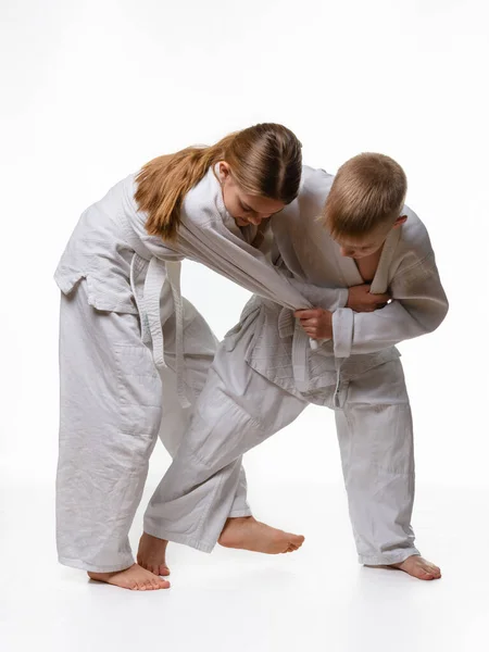 Fiú Próbál Részesedést Szerezni Egy Lánynak Judo Osztályból — Stock Fotó