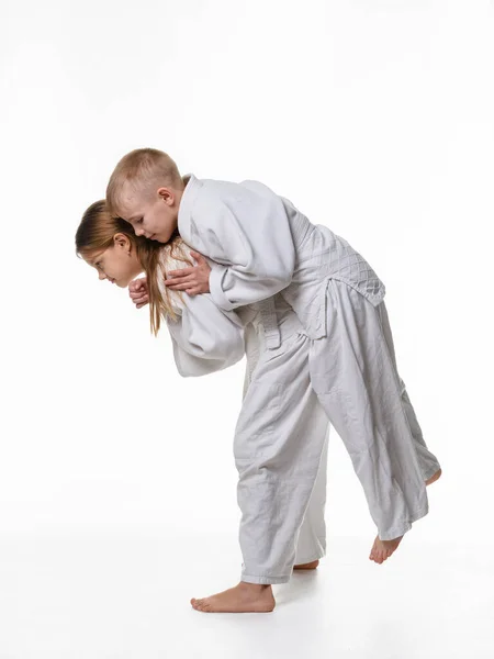 Judo Student Flicka Lär Sig Att Utföra Kasta Genom Låret — Stockfoto