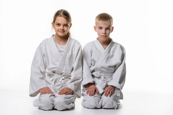 Twee Judo Studenten Zitten Hun Knieën Kijken Het Frame — Stockfoto