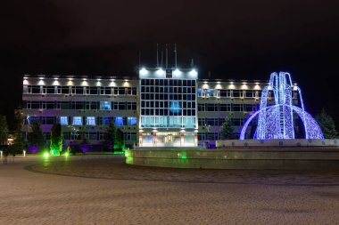 Anapa, Rusya - 28 Şubat 2020: Günbatımından sonra Anapa yönetimi ve önündeki kış çeşmesinin manzarası