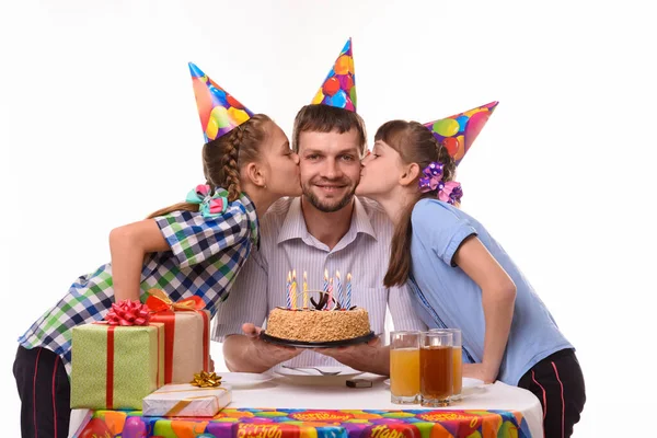 Kinder Gratulierten Vater Zum Geburtstag Und Küssten Ihn Auf Die — Stockfoto