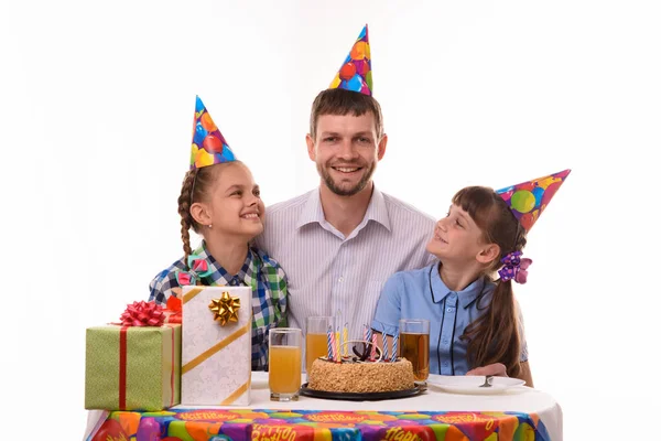 Zwei Mädchen Schauen Papa Freudig Der Festtafel — Stockfoto