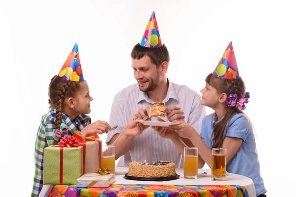 Papa Legt Een Stuk Taart Een Bord Kijkt Naar Zijn — Stockfoto