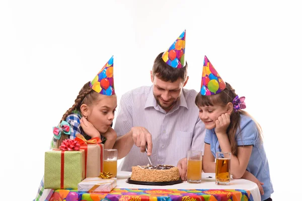 Tata Dwie Córki Kroją Tort Urodzinowy Nożem — Zdjęcie stockowe