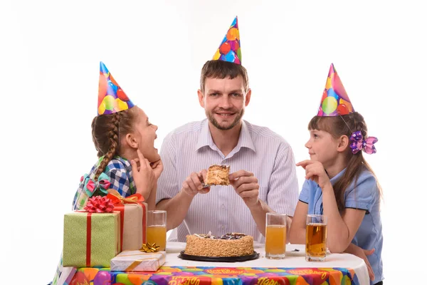 Gyerekek Kérnek Apától Egy Szelet Tortát — Stock Fotó
