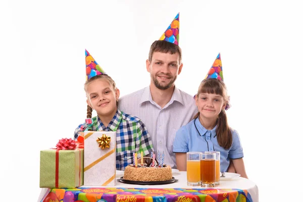 Glücklicher Vater Und Zwei Töchter Festtisch Zum Geburtstag — Stockfoto