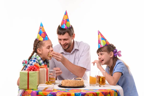 Tata Dzieci Dobrze Się Bawią Jedząc Ciasto Przy Świątecznym Stole — Zdjęcie stockowe