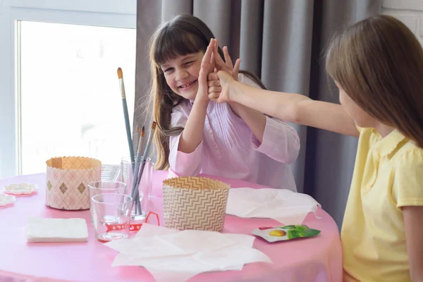 Kinderen Hebben Plezier Vechten Terwijl Zitten Aan Een Tafel Keuken — Stockfoto