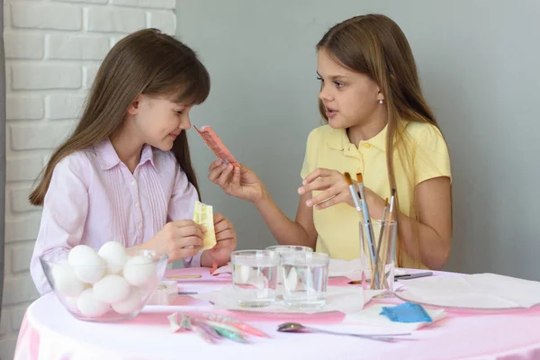 Girl Shows Other Girl Contents Bag Food Coloring — Stock Photo, Image