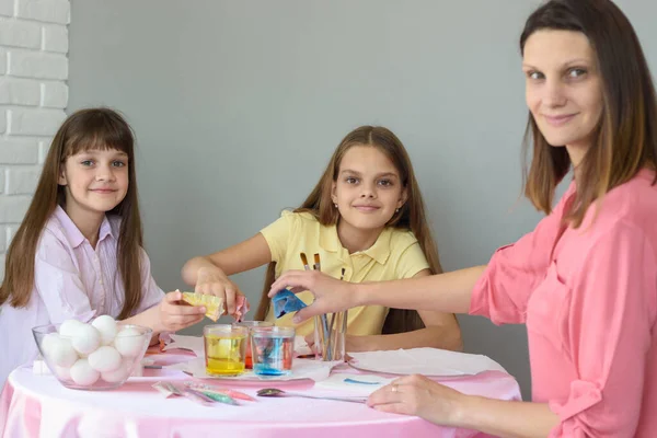 Mom Two Daughters Put Dye Glasses Water — Stock Photo, Image