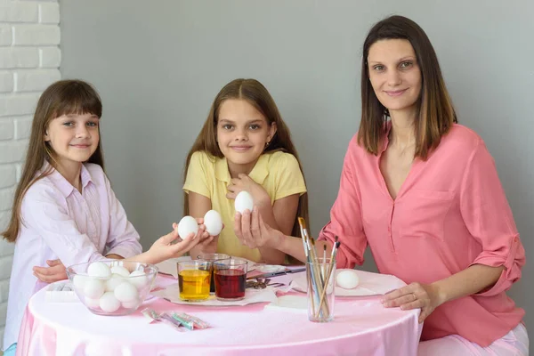 Mom Two Daughters Sitting Table Preparing Eggs Easter Looked Frame — Stock Photo, Image
