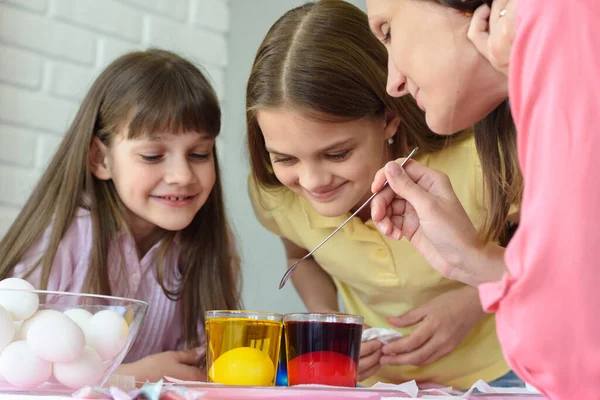 Family Fun Watching How Eggs Painted Solution Dyes — Stock Photo, Image