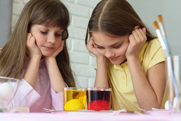 Crianças Olham Óculos Com Tinta Líquida Enquanto Coloração Ovo — Fotografia de Stock