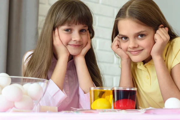 Two Girls Waiting Eggs Painted Different Colors Easter Holiday — Stock Photo, Image