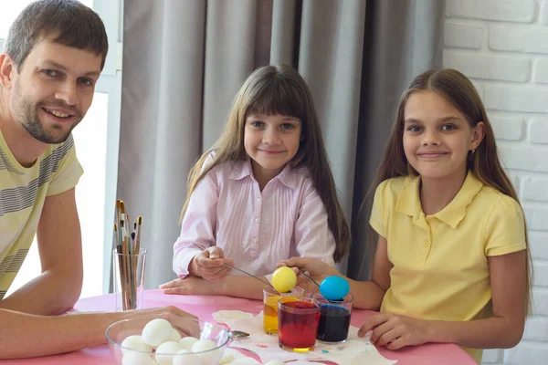 Gyerekek Apával Együtt Lefestették Első Húsvéti Tojásokat Örömmel Néztek Keretbe — Stock Fotó
