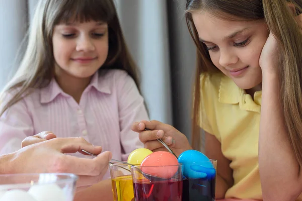 Los Niños Pintan Huevos Pollo Diferentes Colores — Foto de Stock