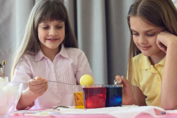 Children Paint Easter Eggs Glasses Liquid Dye — Stock Photo, Image