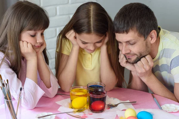 Papá Dos Hijas Están Viendo Cómo Los Huevos Están Pintados — Foto de Stock