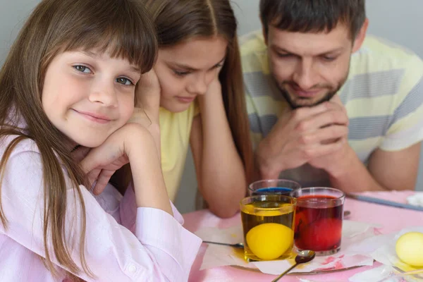 Family Waits Eggs Painted Glass Dyes Girl Cheerfully Looked Frame — Stock Photo, Image
