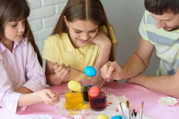 Daddy Paint Eggs Glasses Colorful Dyes — Stock Photo, Image