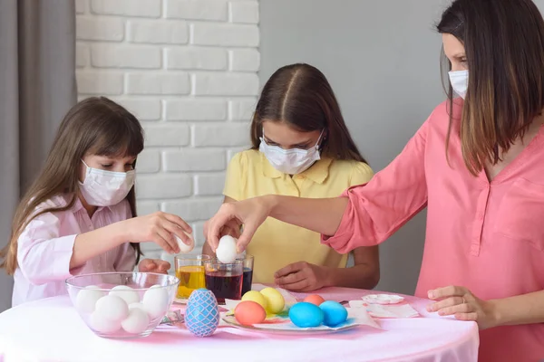 Mom Two Quarantined Daughters Prepare Easter — Stock Photo, Image