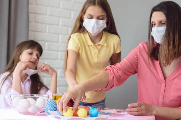 Ill Familie Schildert Eieren Voor Pasen — Stockfoto