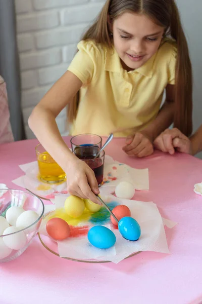 Girl Paints Easter Eggs Special Solution Puts Plate — Stock Photo, Image