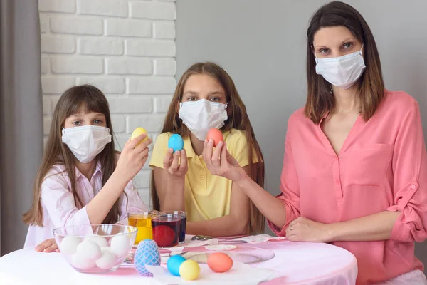 Quarantined Family Paints Eggs Easter — Stock Photo, Image