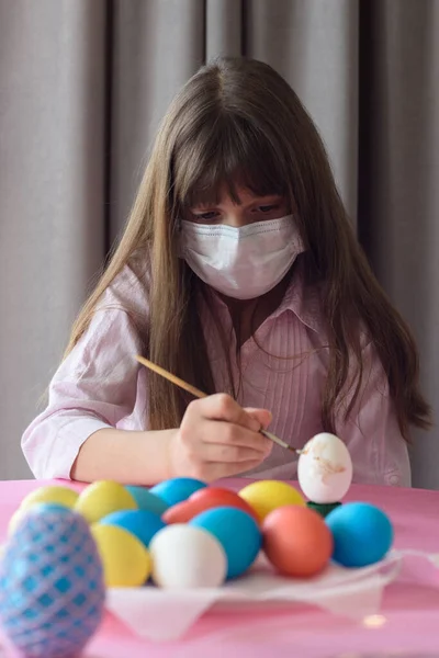 Droevig Quarantaine Meisje Schildert Paaseieren Met Een Borstel — Stockfoto