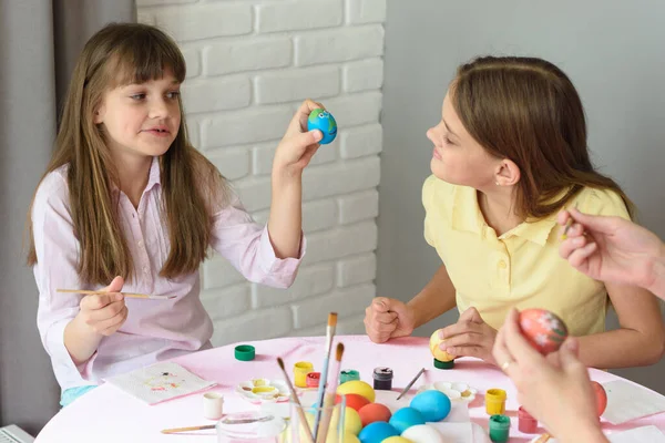 Girl Shows Sister How She Painted Easter Egg — Stock Photo, Image