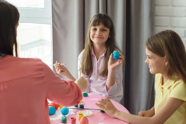 Счастливая Девушка Показывает Окрашенное Пасхальное Яйцо — стоковое фото