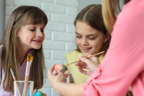 Children Watch Mom Paint Easter Eggs Beautifully — Stock Photo, Image