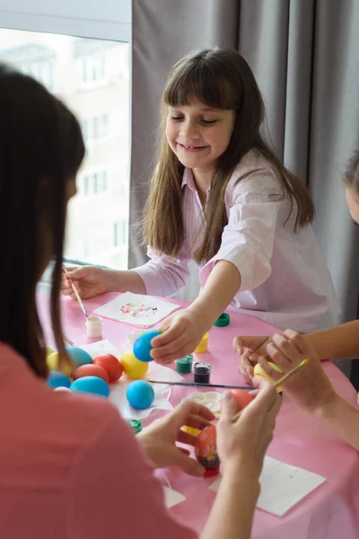 Šťastné Dítě Maluje Velikonoční Vajíčka Svou Rodinou — Stock fotografie