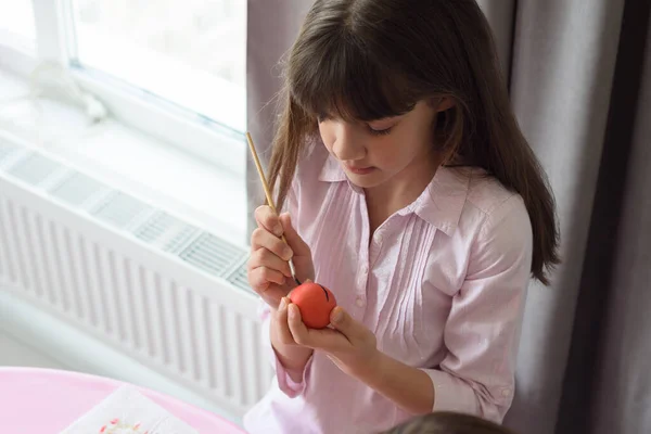 Girl Paints Easter Egg Sitting Window Home Environment — Stock Photo, Image